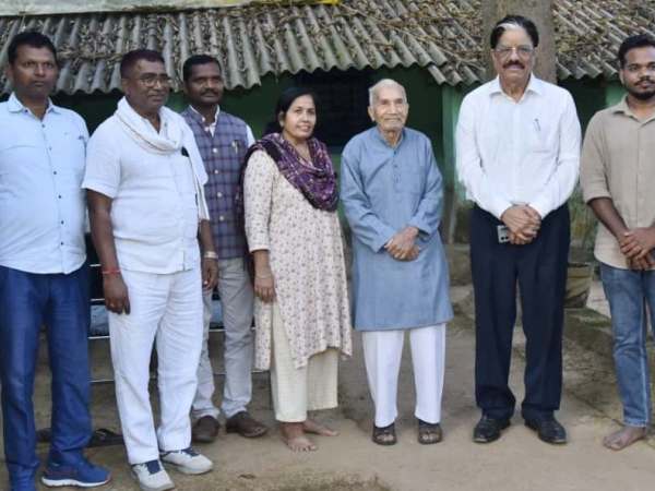 राज्य नीति आयोग के उपाध्यक्ष श्री गणेश शंकर मिश्रा ने माता रुक्मिणी आश्रम पहुंचकर पद्मश्री श्री धर्मपाल सैनी से की&nbsp;मुलाकात