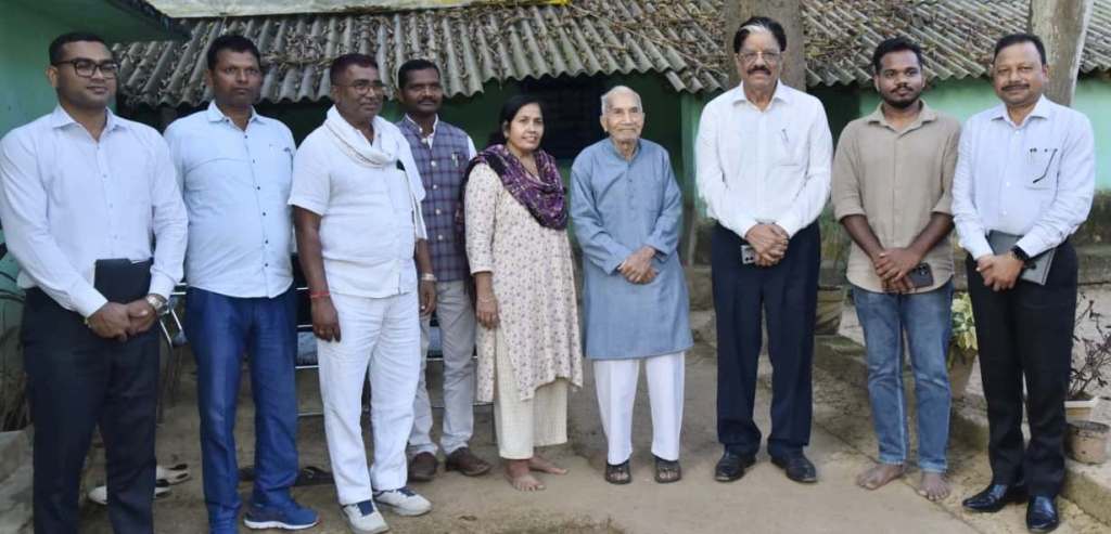राज्य नीति आयोग के उपाध्यक्ष श्री गणेश शंकर मिश्रा ने माता रुक्मिणी आश्रम पहुंचकर पद्मश्री श्री धर्मपाल सैनी से की मुलाकात